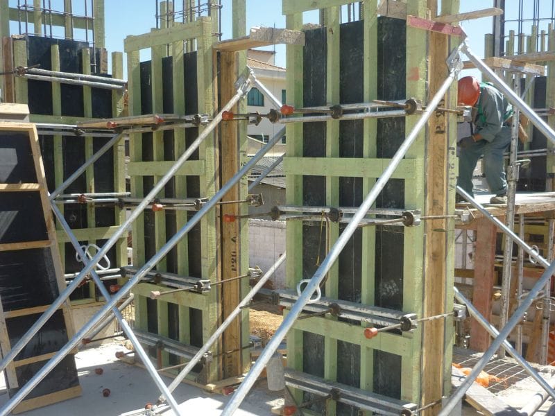 escora aprumadora para pilar