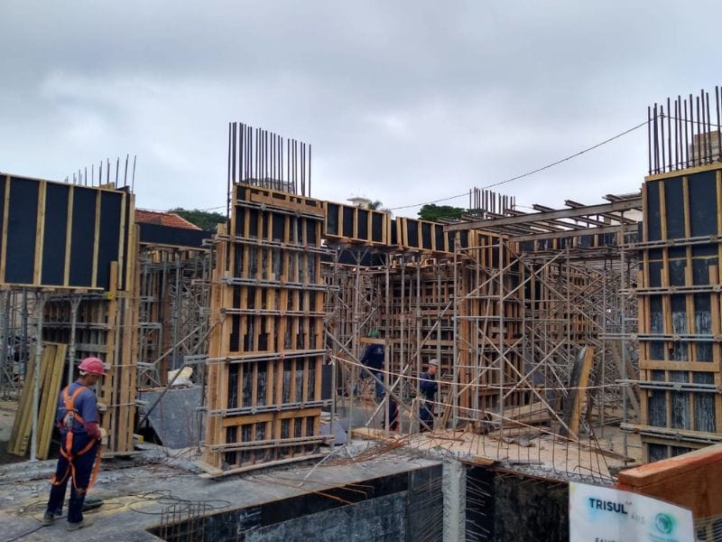 forma de travamento metálico para construção