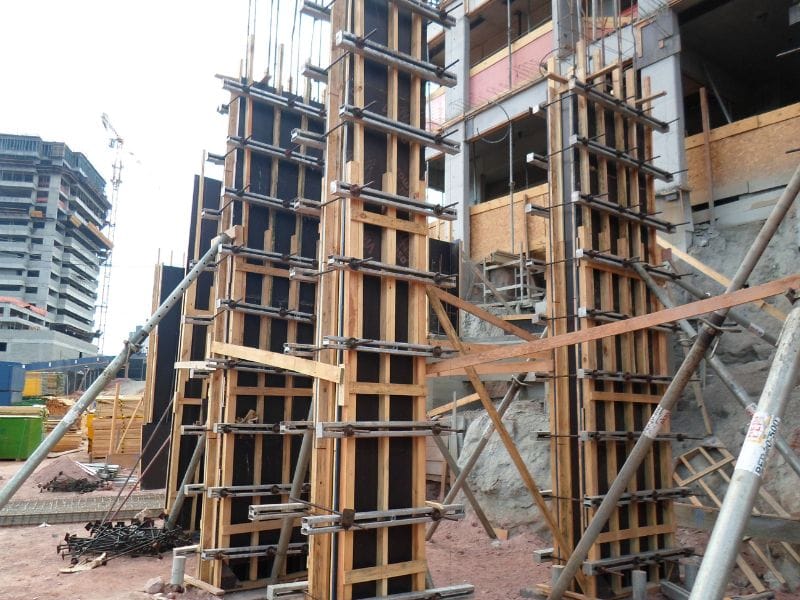 forma de travamento metálico para obras