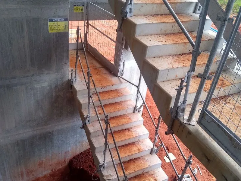 grades de proteção para escadas para construção
