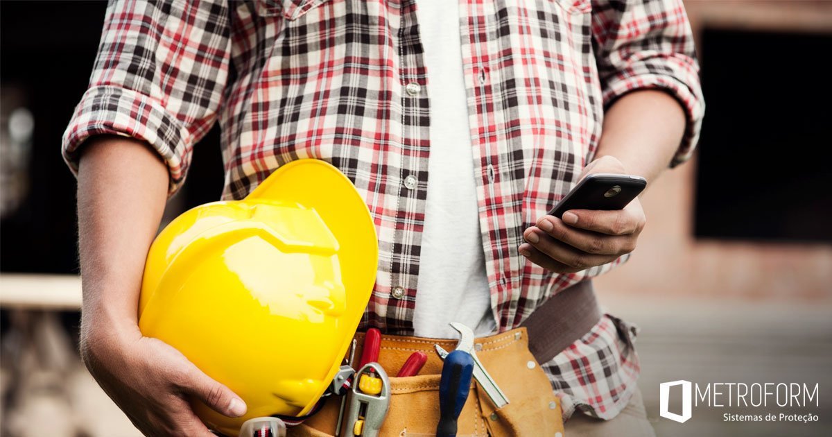 O uso de celular na construção civil e seus riscos