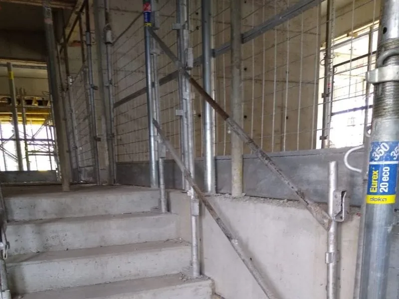 proteção lateral para escada em obras